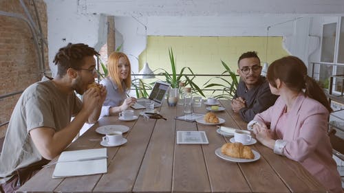 一群人在工作场所吃饭 · 免费素材视频