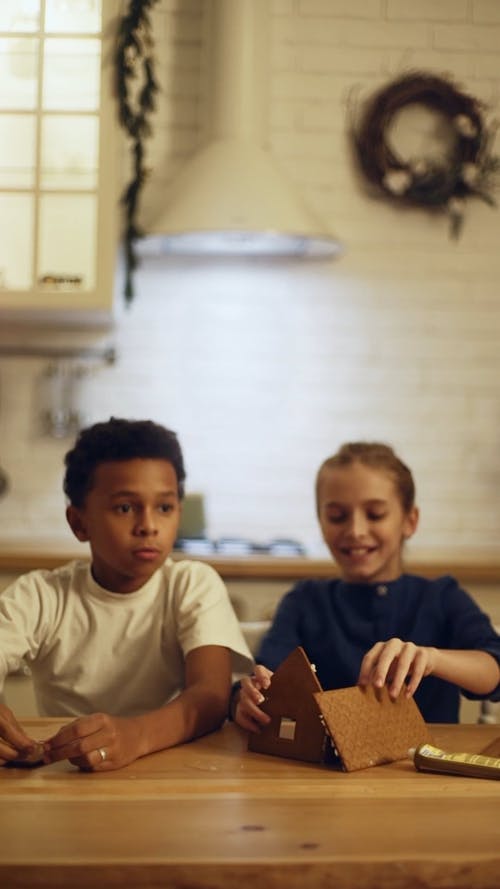 孩子们试图建一个姜饼屋 · 免费素材视频