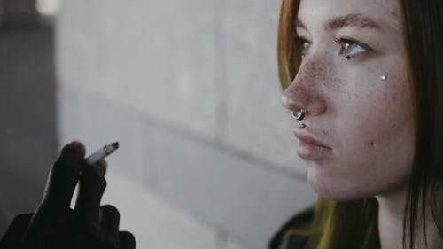 女人吸烟香烟 · 免费素材视频
