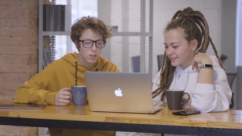两名妇女在讨论中使用的便携式计算机 · 免费素材视频