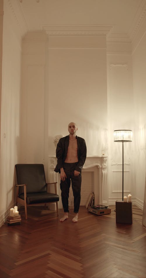 一个男人在他的公寓跳舞 · 免费素材视频