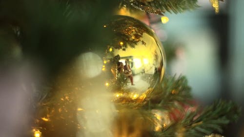 圣诞老人圣诞树装饰球装饰的思考 · 免费素材视频