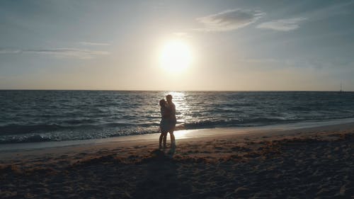 一对浪漫情侣在海边日落美景 · 免费素材视频