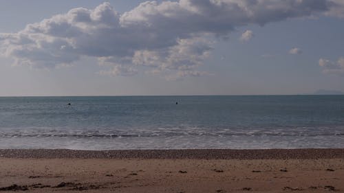 看着海浪 · 免费素材视频