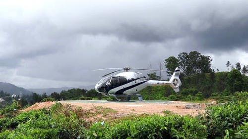 直升机启动其主旋翼 · 免费素材视频