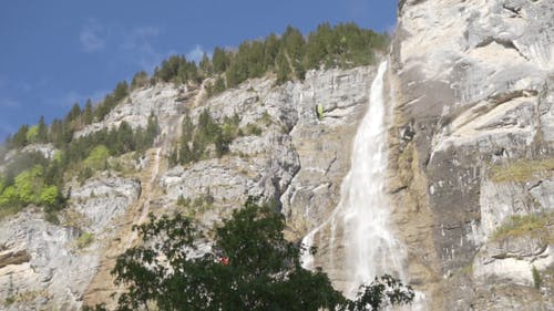 下降到山崖附近的降落伞滑翔机 · 免费素材视频