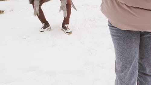 一个女人给她的男人玩雪的幻灯片照片 · 免费素材视频