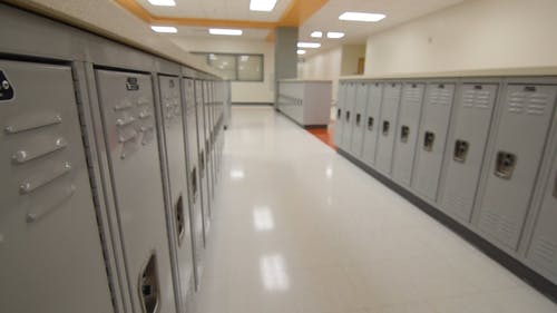 学校设施中更衣室中的储物柜 · 免费素材视频