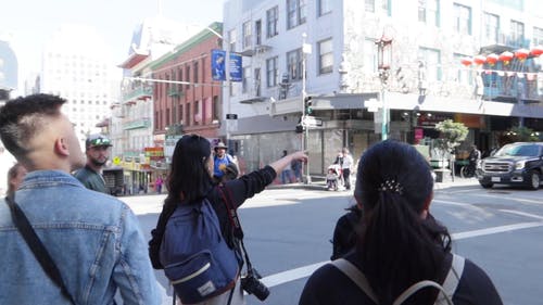 指向唐人街的游客 · 免费素材视频