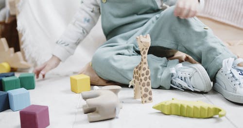 婴儿在房间里玩木制玩具 · 免费素材视频