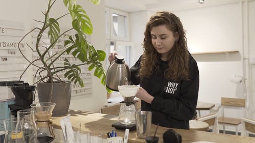 有关咖啡制作, 咖啡店, 女人的免费素材视频