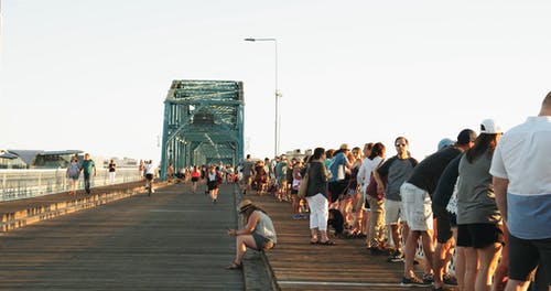 人们在步行桥中享受他们的一天 · 免费素材视频