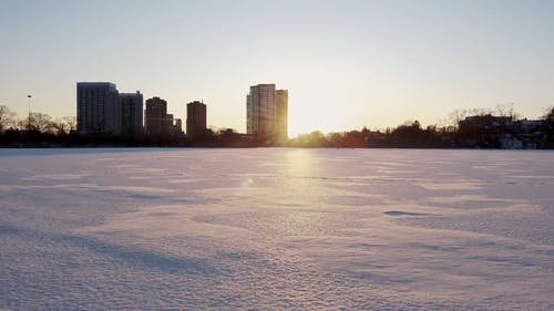 无人机画面的河被白雪覆盖 · 免费素材视频