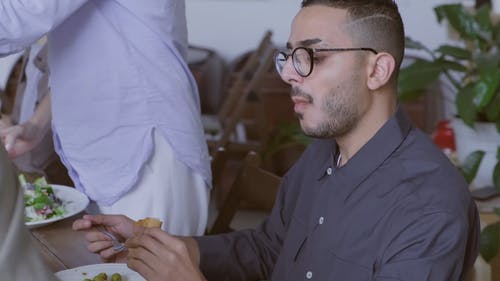 休息时间吃沙拉的人 · 免费素材视频