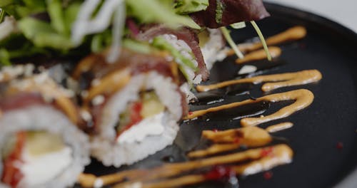 一份寿司卷的服务演示 · 免费素材视频