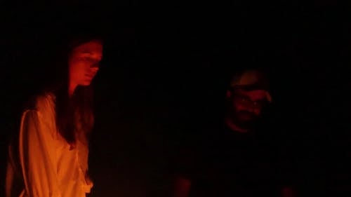 一个女人走出篝火 · 免费素材视频