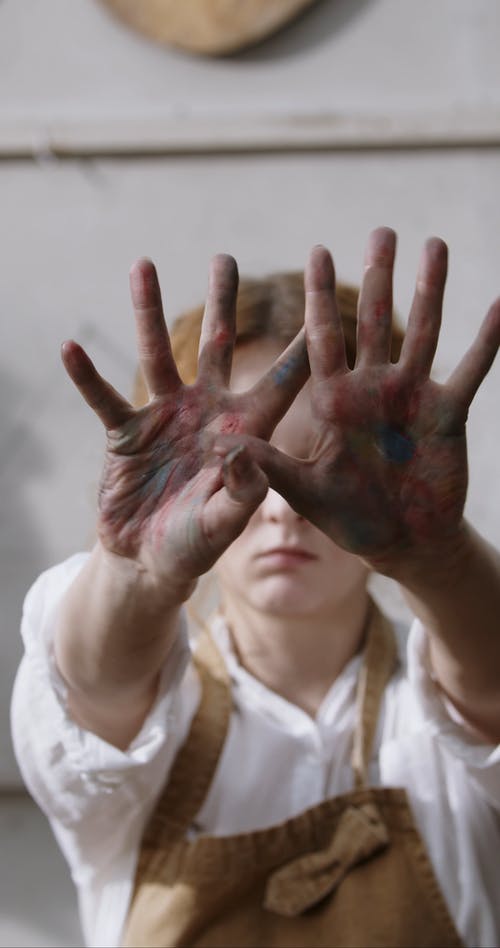 一个女人的手沾上油漆 · 免费素材视频