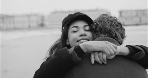 情侣拥抱 · 免费素材视频