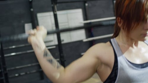 一个女人在健身房举重 · 免费素材视频