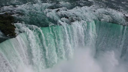 绿水瀑布的顶视图镜头 · 免费素材视频