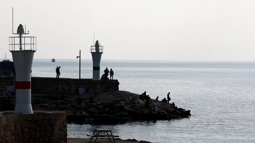 人们沿着海堤去海湾钓鱼 · 免费素材视频