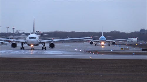 不同航空公司在机场地面上滑行的客运飞机 · 免费素材视频