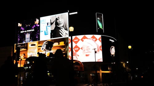 电子广告牌在夜间点亮伦敦的街道 · 免费素材视频