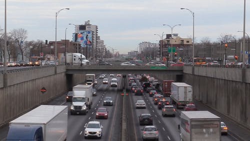 加拿大蒙特利尔的道路系统，用于机动车交通管理 · 免费素材视频