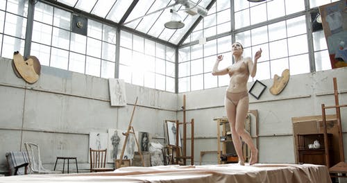 一个女人在内衣在工作室里跳舞 · 免费素材视频