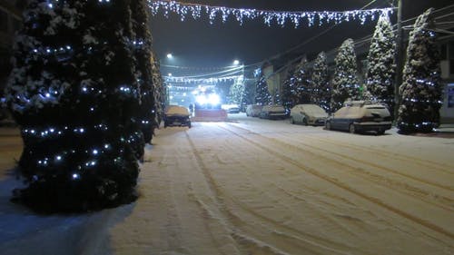 带有扫雪机的卡车清理积雪覆盖的街道 · 免费素材视频