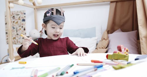 一个孩子在制作图纸时选择不同颜色的着色笔 · 免费素材视频