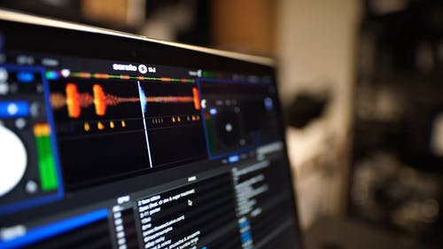 笔记本电脑用作现代音响系统的控制器 · 免费素材视频