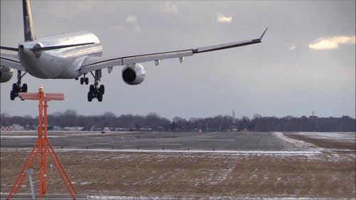 在加拿大蒙特利尔机场的跑道上发现飞机降落 · 免费素材视频