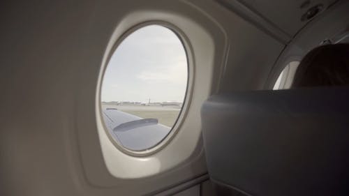 从飞机的窗户看机场领域 · 免费素材视频