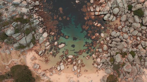 被岩石巨石包围的泻湖 · 免费素材视频
