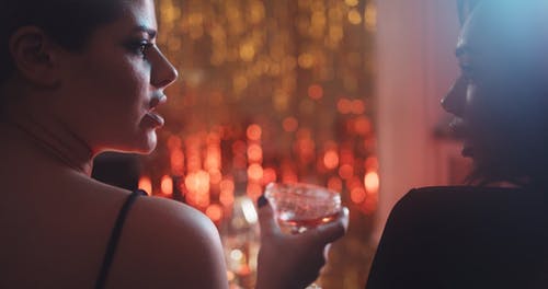 一个女人和另一个女人聊天时喝香槟 · 免费素材视频