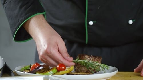 厨师在盘子里的食物介绍 · 免费素材视频
