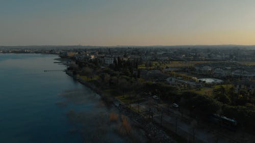 城市和大海的航拍画面 · 免费素材视频