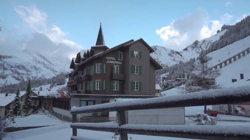 冬季建在白雪覆盖的山上的旅馆 · 免费素材视频