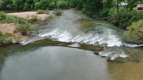一条河水流经 · 免费素材视频