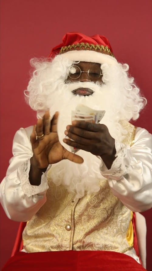 圣诞老人在数他的钱 · 免费素材视频