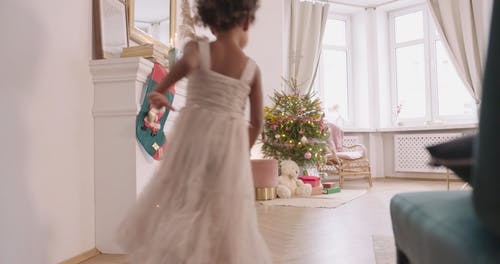 孩子们奔跑为他们的圣诞节礼物 · 免费素材视频