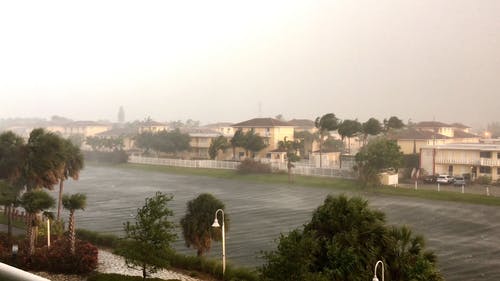 有关倾盆大雨, 户外, 房子的免费素材视频