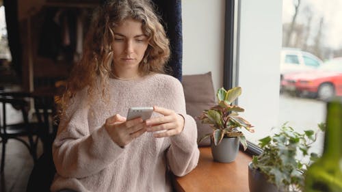 有关坐, 室内, 年轻女子的免费素材视频