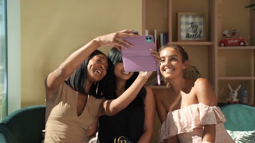 三名妇女在一起为自拍照合影 · 免费素材视频