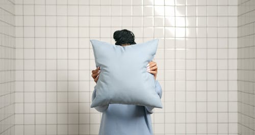 有关Throw Pillows, 人, 修剪指甲的免费素材视频