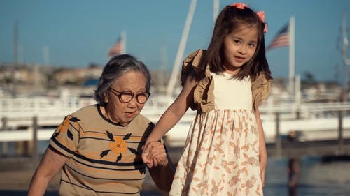 祖母和孙女一起散步 · 免费素材视频