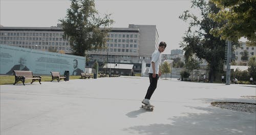 十几岁的男孩骑滑板 · 免费素材视频
