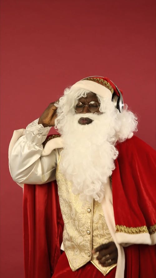 圣诞老人用耳机听音乐 · 免费素材视频
