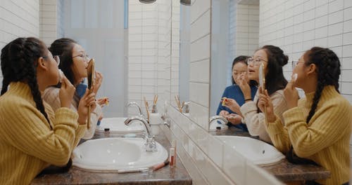 在浴室内化妆的女孩 · 免费素材视频